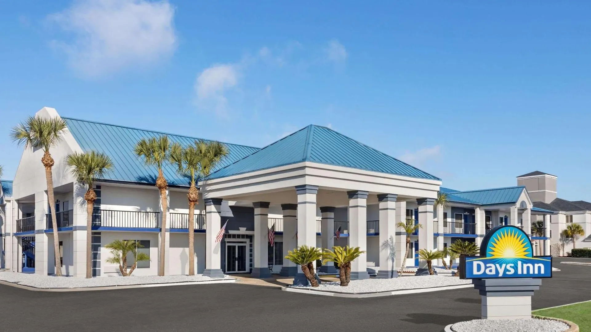 Staying Near Camden Medical Center: 4 Leisure Hotels Compared