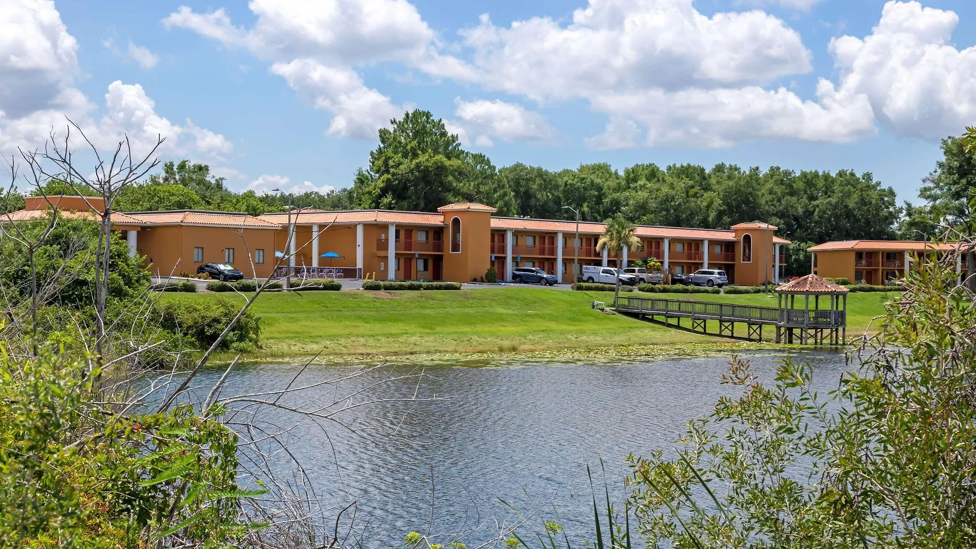 Staying in Orlando Metro: 4 Couple Hotels Compared